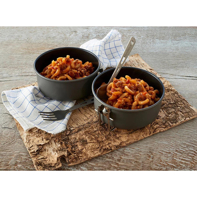 Trek'n jeść główny posiłek pikantna zapiekanka wołowa casserole na świeżym powietrzu.