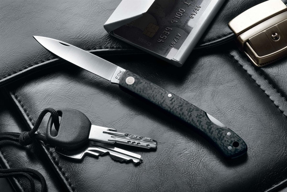 Nóż składany Fox Knives włoskiej marki, rękojeść ze stali nierdzewnej 440C z włókna węglowego
