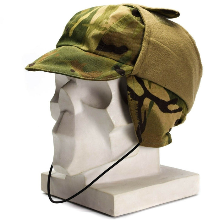 Wodoodporna czapka spadochroniarza MTP armii brytyjskiej w kamuflażu Gore-Tex z podszytymi nausznikami w zimne dni na wystawowej głowie manekina