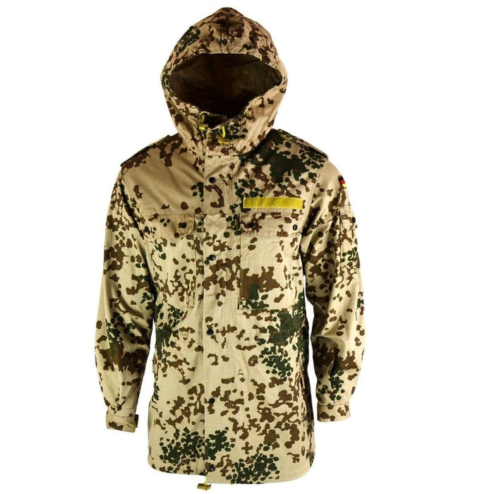 Parka polowa armii niemieckiej w kamuflażu pustynnym flecktarn, z kapturem i wieloma praktycznymi kieszeniami.