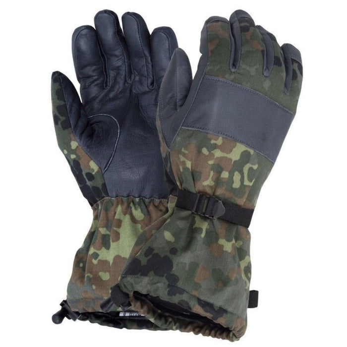 Zimowe rękawiczki armii niemieckiej w kamuflażu flecktarn ze skórzanym uchwytem i wzmocnionymi kostkami zapewniającymi trwałość i ochronę.