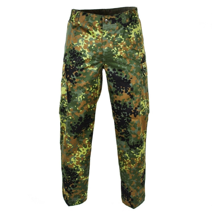 Oryginalne spodnie polowe Flecktarn armii niemieckiej w kamuflażu z kieszeniami cargo, wykonane z wytrzymałego materiału do zastosowań wojskowych.
