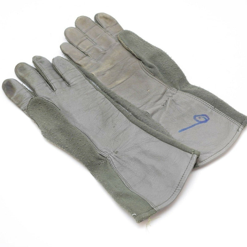 Genuine US Army combat gloves made of leather and aramid fiber with Nomex flame resistance in olive drab color.