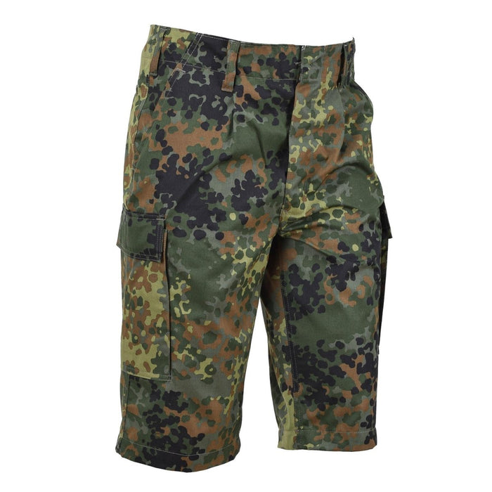 Spodenki cargo do kolan Leo Kohler w kamuflażu Flecktarn z wytrzymałego materiału i wieloma kieszeniami do użytku na zewnątrz.