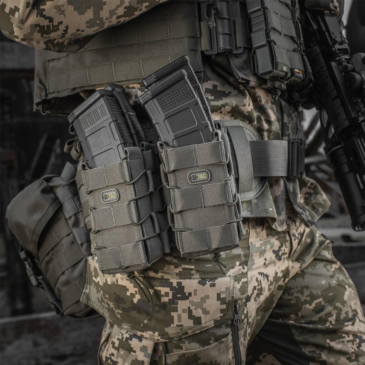 Otwarta podwójna ładownica M-TAC na magazynki Antypoślizgowa gumowana taktyczna Cordura w kolorze oliwkowym