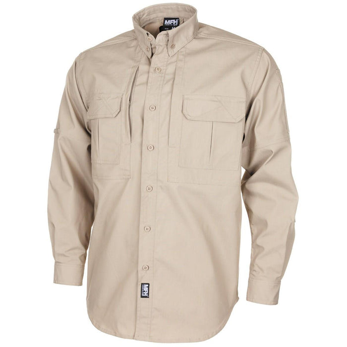 Koszula taktyczna khaki MFH w stylu wojskowym, z materiału ripstop, o lekkiej konstrukcji, zapinana na guziki i kieszeniami na piersi.