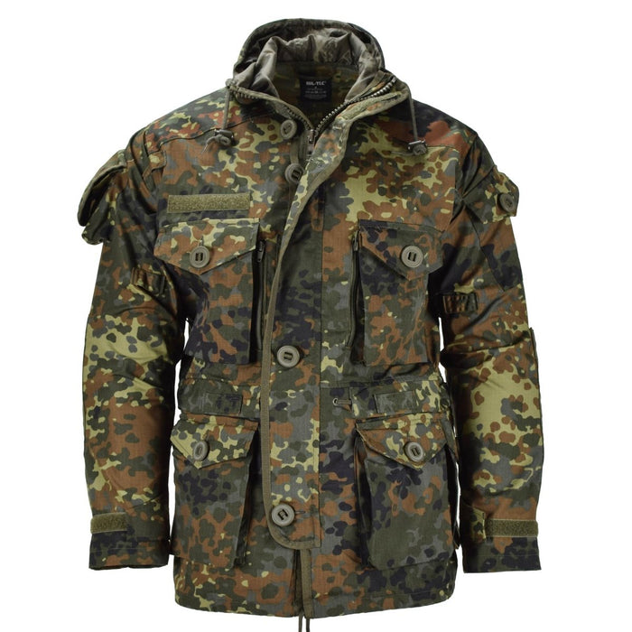 Męska kurtka RipStop w kamuflażu Mil-Tec Flecktarn z wieloma kieszeniami, zamkiem błyskawicznym i wytrzymałą tkaniną z domieszką polibawełny.