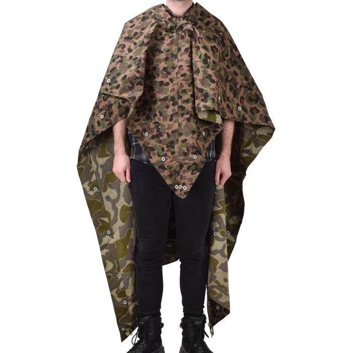 Osoba ubrana w wodoodporny namiot poncho w kolorze grochu, w groszki, w stylu vintage, armii austriackiej, z wiązaniami narożnymi