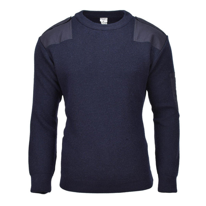 Sweter w kolorze granatowym na białym tle