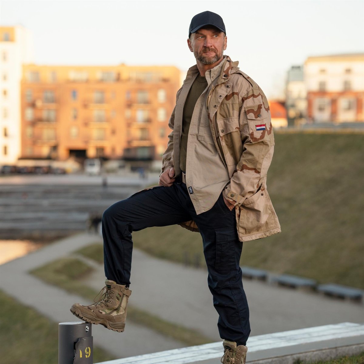 Oryginalny holenderski powłokę wojskową Regulowane mankiety Hemline Desert Camo