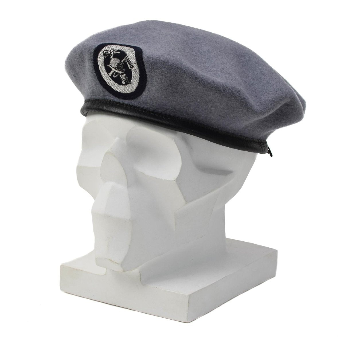 Oryginalny beret niemieckiej straży pożarnej z haftowaną tkaniną w kolorze szarym