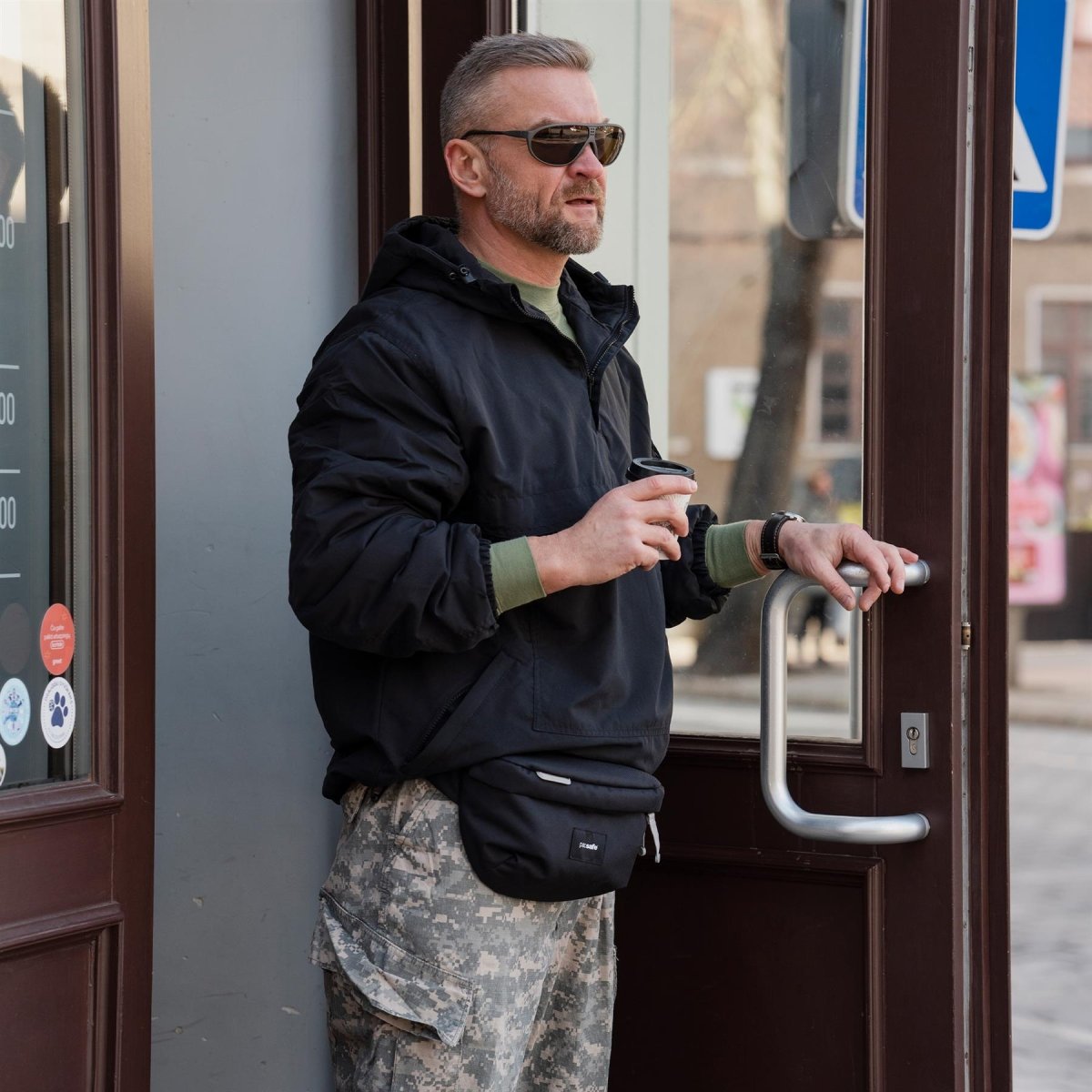 Pacsafe Go Saszetka biodrowa 2,5 l, bez PFC, z zabezpieczeniem przed kradzieżą, RFID, czarna