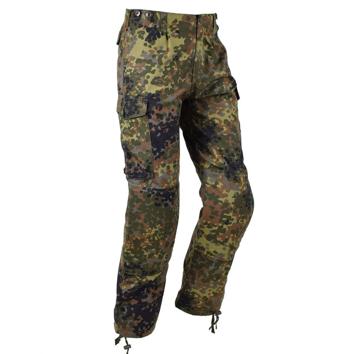 Spodnie bojowe TACGEAR w stylu armii niemieckiej w kamuflażu flecktarn, z materiału ripstop i wieloma kieszeniami do zastosowań taktycznych.